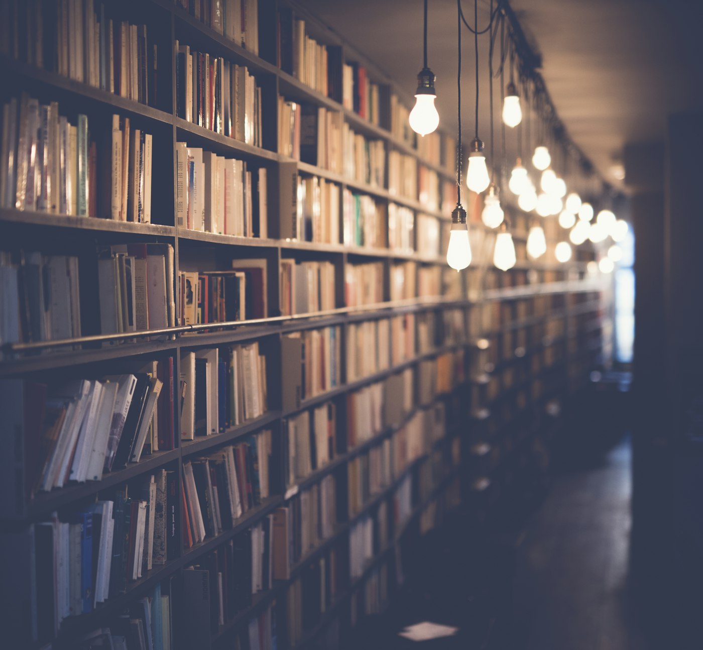 Стопка книг на столі біля відкритої сторінки